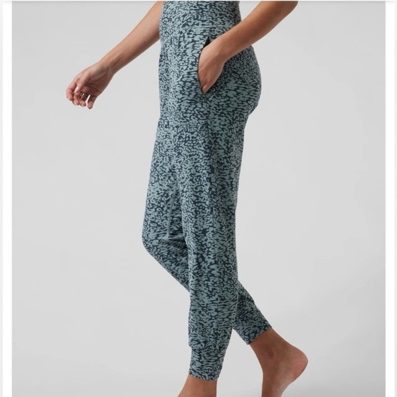Athleta Salutation Ocelot Spot Joggers SZ L Lounge High Rise Yoga Support - Picture 2 of 10